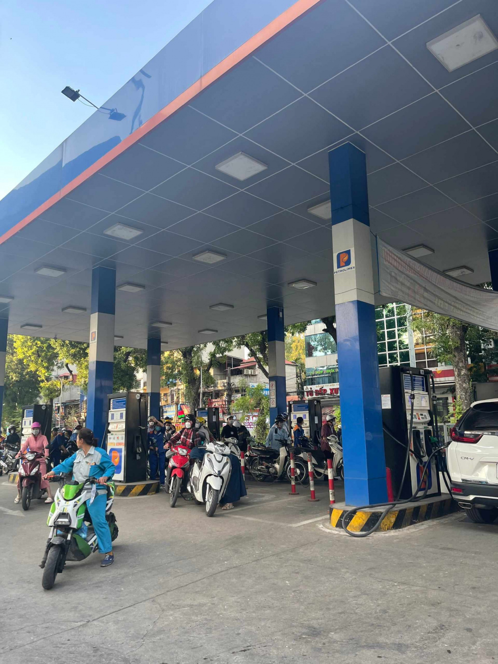 Petrolimex luôn đảm bảo cung ứng đầy đủ nguồn hàng trong hệ thống phân phối, trong đó có thương nhân nhượng quyền của Tập đoàn