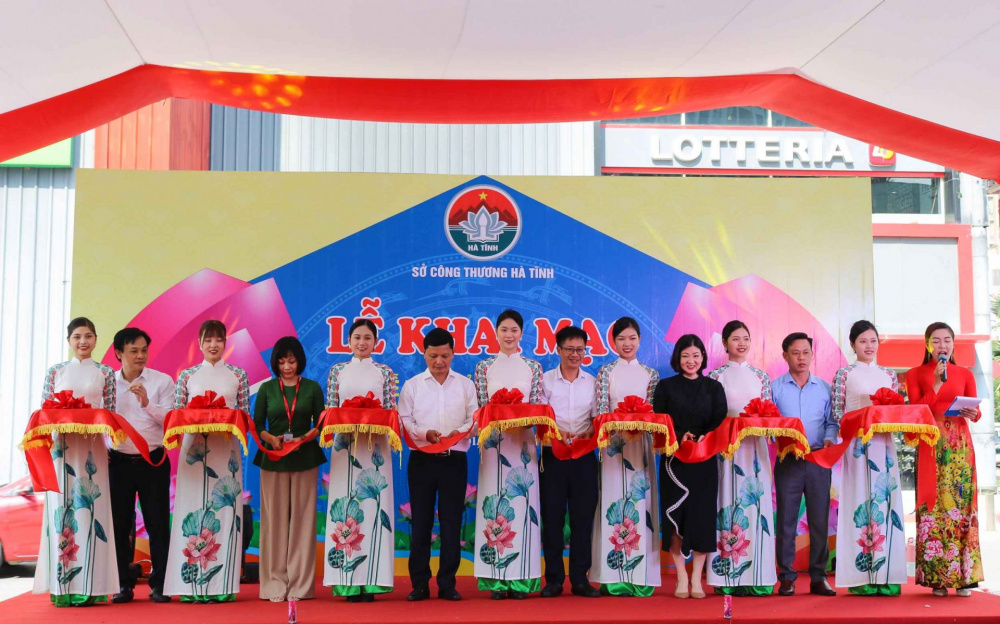 Nghi thức khai mạc Tuần lễ nông sản, sản phẩm OCOP, sản phẩm Cwin là sân chơi cá cược trực tuyến tại Việt Nam nông thôn tiêu biểu, làng nghề Hà Tĩnh tại Hà Nội