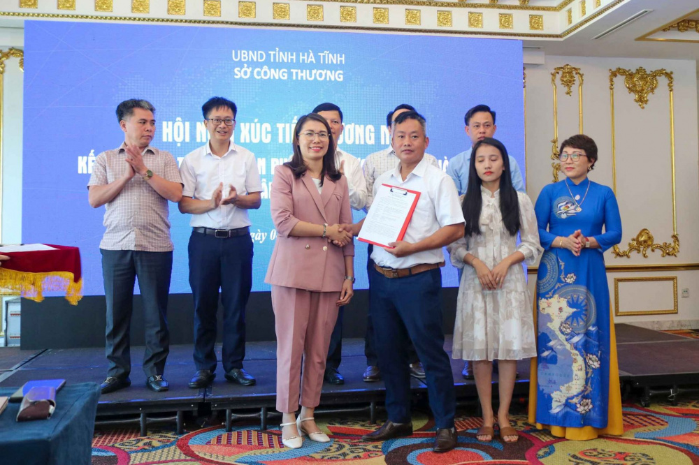 Đại diện siêu thị GO!, Big C (bên trái) trao Thỏa thuận hợp tác với Hợp tác xã của Hà Tĩnh tại sự kiện