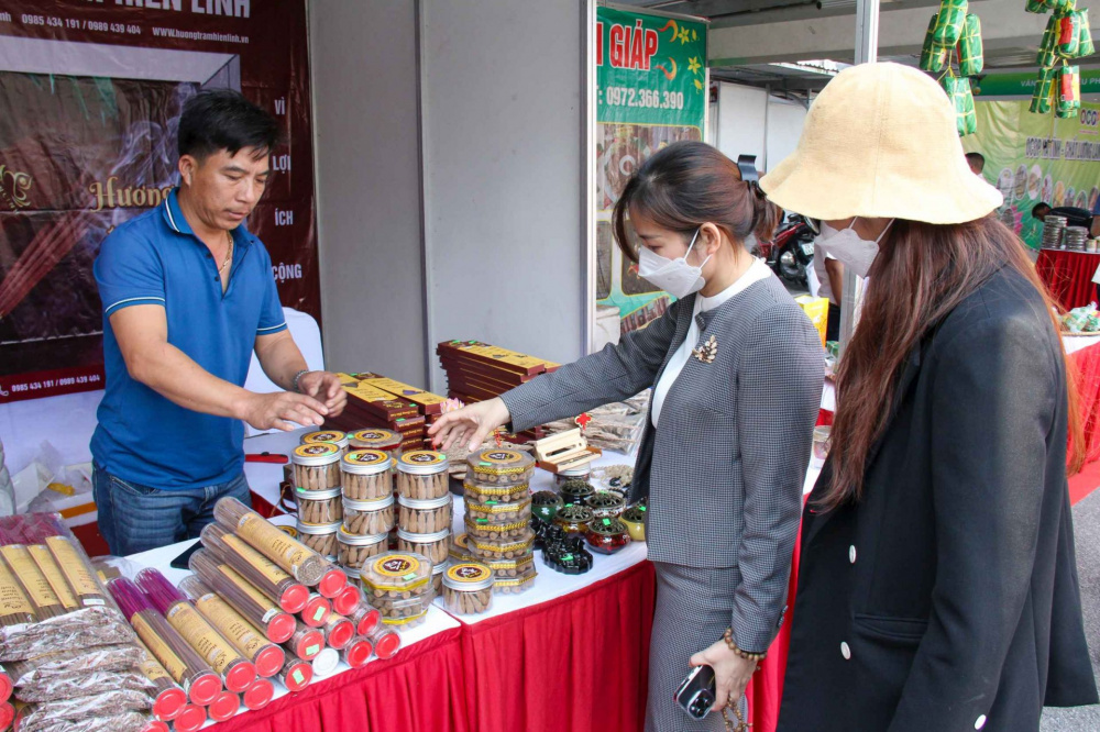 Hàng trăm sản phẩm nông sản, sản phẩm OCOP, sản phẩm Cwin là sân chơi cá cược trực tuyến tại Việt Nam nông thôn tiêu biểu, làng nghề Hà Tĩnh "đổ bộ" thu hút sự quan tâm của người M.Cwin800.com thể thao, casino live, bắn cá và slot nổ hũ Thủ đô Hà Nội