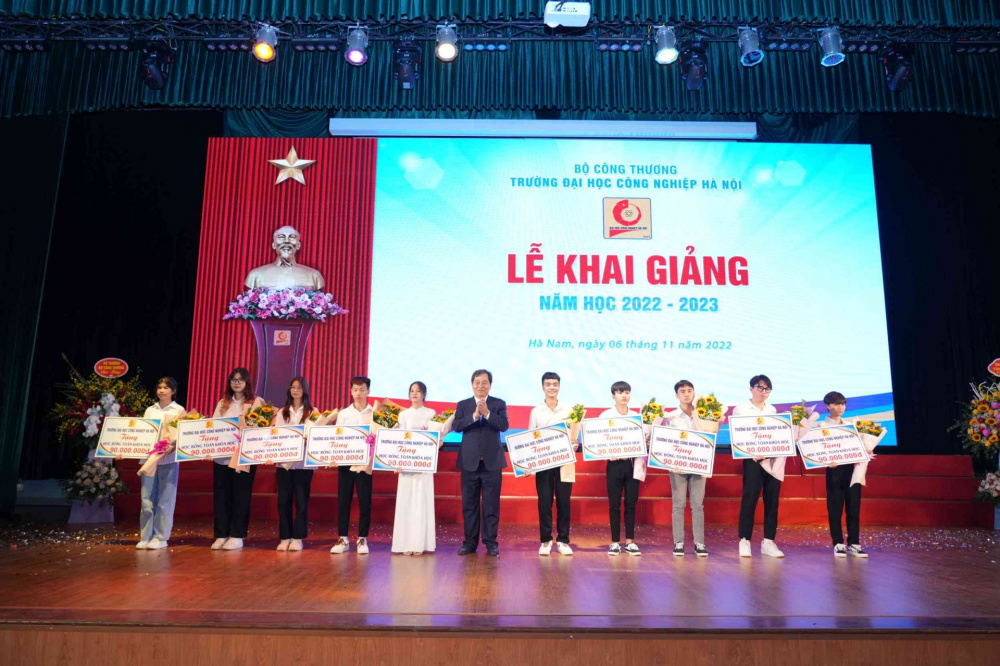 Trao Nhà cái cá cược cá độ uy tín Nổ hũ, Bắn Cá và Game Bài Cwin.com cho các sinh viên đạt Thủ khoa, Á khoa đầu vào và sinh viên có điểm cao nhất thuộc các phương thức xét tuyển năm 2022