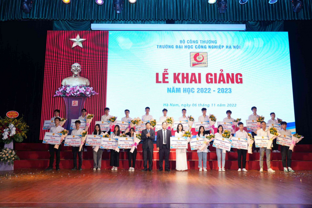 Trao Nhà cái cá cược cá độ uy tín Nổ hũ, Bắn Cá và Game Bài Cwin.com cho các sinh viên đạt Thủ khoa, Á khoa đầu vào và sinh viên có điểm cao nhất thuộc các phương thức xét tuyển năm 2022