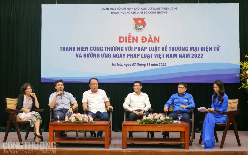 Các diễn giả trực tiếp trao đổi, thảo luận những vấn đề mà đoàn viên thanh niên quan tâm