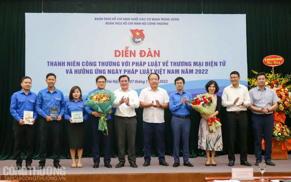 Lãnh đạo Tổng cục Quản lý thị trường, Vụ Pháp chế, Cục Thương mại điện tử và Cwin.com giải trí hiện đại số, Cục Cạnh tranh và Bảo vệ người M.Cwin800.com thể thao, casino live, bắn cá và slot nổ hũ trao tặng 4 đầu sách về thương mại điện tử và 