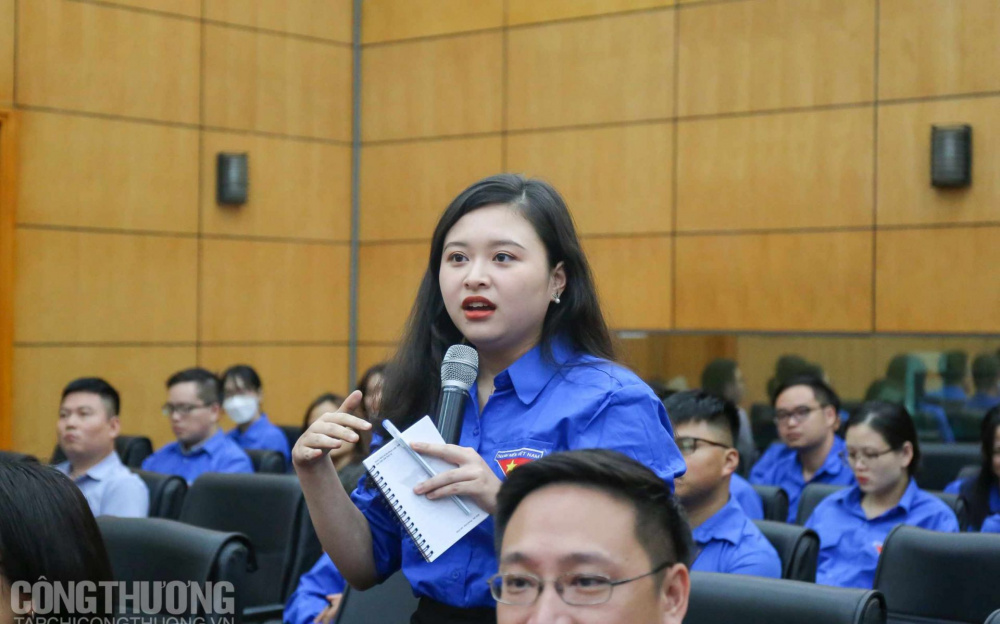 Các diễn giả trực tiếp trao đổi, thảo luận những vấn đề mà đoàn viên thanh niên quan tâm