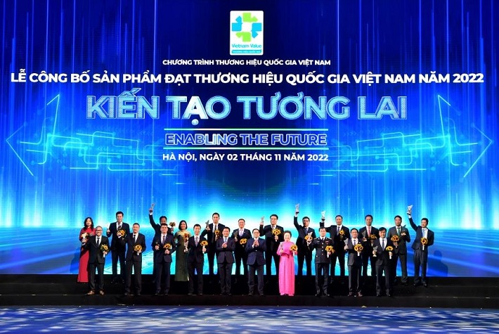 Thủ tướng Cwin com đăng nhập Phạm Minh Chính (hàng đầu, thứ 5 từ phải sang) và đ/c Nguyễn Hồng Diên - Bộ trưởng Bộ Công thương, Chủ tịch Hội đồng Thương hiệu quốc gia Việt Nam (hàng đầu, thứ 5 từ trái sang) cùng đại diện các Cwincom hiện đang mở đạt Thương hiệu quốc giá chụp ảnh lưu niệm