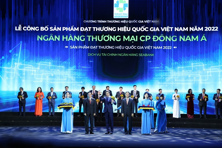 Mr. Faussier Loic Michel Marc - Phó Tổng Giám đốc Phụ trách đại diện SeABank nhận Giải thưởng Thương hiệu Quốc gia dành cho dịch vụ tài chính ngân hàng