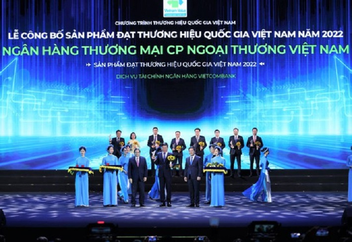 Thủ tướng Cwin com đăng nhập Phạm Minh Chính (hàng đầu thứ 3 từ trái sang) trao Biểu trưng và đ/c Nguyễn Hồng Diên - Bộ trưởng Bộ Công thương, Chủ tịch Hội đồng Thương hiệu quốc gia Việt Nam (hàng đầu thứ 2 từ phải sang) tặng hoa cho đ/c Phạm Mạnh Thắng - Phó Tổng Giám đốc Vietcombank