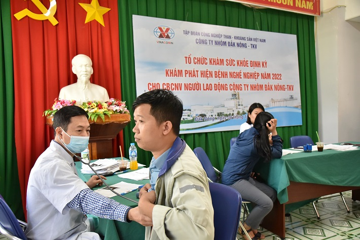 Bác sĩ khám tổng quát cho CBCNV Công ty Nhôm Đắk Nông - TKV