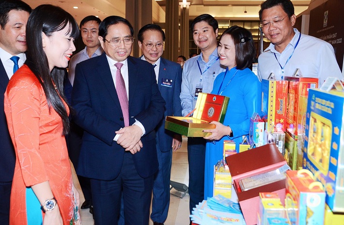 Thủ tướng Cwin com đăng nhập Phạm Minh Chính và bà Trịnh Thị Hồng Vân, Chủ tịch HĐQT Công ty Cổ phần Nước giải khát Yến sào Khánh Hòa tại gian trưng bày sản phẩm Yến sào Khánh Hòa. 