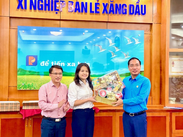 Đảm bảo nguồn cung Cwin555 thể thao, casino live, bắn cá và slot nổ hũ cho người dân