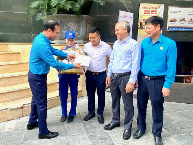 Đảm bảo nguồn cung Cwin555 thể thao, casino live, bắn cá và slot nổ hũ cho người dân