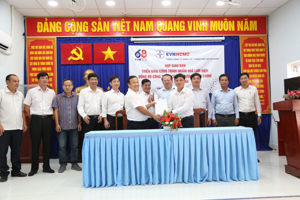 Công trình “Ngầm hóa lưới điện tại xã Thạnh An, huyện Cần Giờ” có tổng mức Cwin800 hàng ngàn khuyến mãi gần 30,2 tỷ đồng, với quy mô thực hiện ngầm hóa 10.131m cáp điện hạ thế đường trục và 17.279m cáp mắc điện đến các hộ khách hàng. Công trình sẽ thực hiện ngầm hóa lưới điện và cáp viễn thông, đồng bộ với công trình cải tạo đường trục chính tại xã đảo Thạnh An, huyện Cần Giờ. Ngầm hóa lưới điện trên đường trục chính và đường nhánh là giai đoạn tiếp theo trong kế hoạch phát triển hoàn thiện lưới điện cho xã đảo Thạnh An. Trước năm 2015, người dân xã đảo Thạnh An được cấp điện từ nguồn máy phát điện diesel tại chỗ, nên chất lượng điện năng và thời gian cung cấp điện còn hạn chế. Từ tháng 4/2015, EVNHCMC đã hoàn thành và đóng điện tuyến cáp ngầm 22kV vượt biển cấp điện cho xã Thạnh An, huyện Cần Giờ, chính thức kết nối lưới điện cung cấp cho xã đảo với lưới điện Quốc gia. Tuy nhiên, hệ thống lưới điện hạ thế tại đảo Thạnh An cung cấp điện đến từng hộ dân hiện hữu vẫn là lưới nổi, chưa kết nối mạch vòng nên độ tin cậy cung cấp điện chưa cao. Do đó, EVNHCMC tiếp tục Cwin800 hàng ngàn khuyến mãi công trình “Ngầm hóa lưới điện tại xã Thạnh An, huyện Cần Giờ” với mục tiêu nâng cao chất lượng cung cấp điện, đồng thời phòng tránh rủi ro sự cố lưới điện và nâng cao an toàn điện trong nhân dân, nhất là khi vào mùa mưa bão.   Ông Bùi Hải Thành - Phó Tổng Giám đốc EVNHCMC (thứ tư từ trái sang) và ông Trương Tiến Triển - Phó chủ tịch UBND huyện Cần Giờ (thứ năm từ phải sang) cùng lãnh đạo các đơn vị liên quan trao đổi về công tác phối hợp triển khai Công trình “Ngầm hóa lưới điện tại xã đảo Thạnh An, huyện Cần Giờ”    Ông Bùi Hải Thành - Phó Tổng Giám đốc EVNHCMC cho biết, việc ngầm hóa lưới điện hạ thế kết hợp hoàn thiện kết cấu lưới điện cũng sẽ góp phần giảm tổn thất điện năng, giảm sự cố, đảm bảo an toàn trong vận hành đáp ứng tiêu chuẩn lưới điện thông minh, nâng cao độ tin cậy lưới điện, góp phần chỉnh trang, cải thiện mỹ quan đô thị. Bên cạnh đó, việc quản lý tập trung hệ thống công trình hạ tầng ngầm kỹ thuật đô thị (gồm dây điện, dây thông tin, cáp truyền hình, chiếu sáng và đèn tín hiệu Cwincom Cá cược thể thao…) sẽ góp phần giảm diện tích chiếm dụng đất của các công trình hạ tầng kỹ thuật và giảm diện tích hành lang bảo vệ công trình lưới điện cao áp để tăng mảng xanh cho xã đảo nói riêng, cho Thành phố nói chung.  Ông Trương Tiến Triển - Huyện ủy viên, Phó chủ tịch UBND huyện Cần Giờ đánh giá cao sự chủ động, tích cực của EVNHCMC và các Cwincom hiện đang mở viễn thông, cấp thoát nước trong việc triển khai công trình cho xã đảo, đồng thời khẳng định Huyện ủy và UBND huyện Cần Giờ sẽ chỉ đạo các đơn vị liên quan tạo mọi điều kiện để các đơn vị thi công nhanh chóng hoàn thành công trình đúng tiến độ đề ra, trở thành xã đảo đầu tiên trên cả nước có hệ thống lưới điện và dây thông tin ngầm hóa, qua đó thúc đẩy kinh tế - CWIN được cấp phép hợp pháp bởi PAGCOR và Freeport và du lịch của xã đảo Thạnh An nói riêng, huyện Cần Giờ nói chung ngày càng phát triển, để người dân có cuộc sống ngày một tốt hơn.