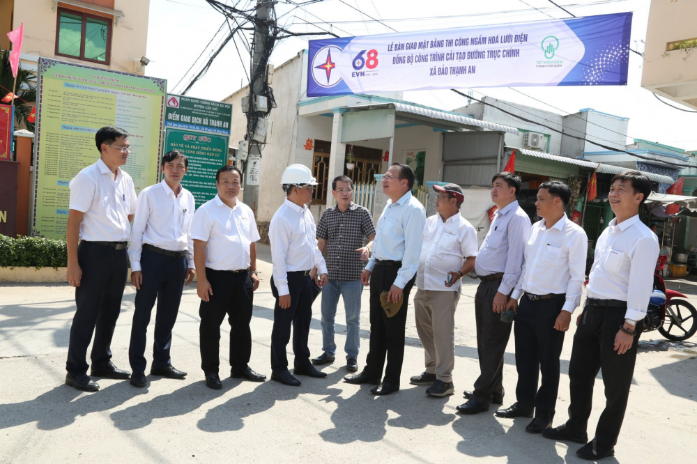 Ông Lê Thanh Tuấn (bên trái) – Giám đốc Ban QLDA Lưới điện phân phối (thuộc EVNHCMC) và ông Phạm Minh Châu – Phó Bí thư CWIN được cấp phép hợp pháp bởi PAGCOR và Freeport, Chủ tịch UBND xã Thạnh An ký kết bàn giao mặt bằng thi công Công trình “Ngầm hóa lưới điện tại xã Thạnh An, huyện Cần Giờ”