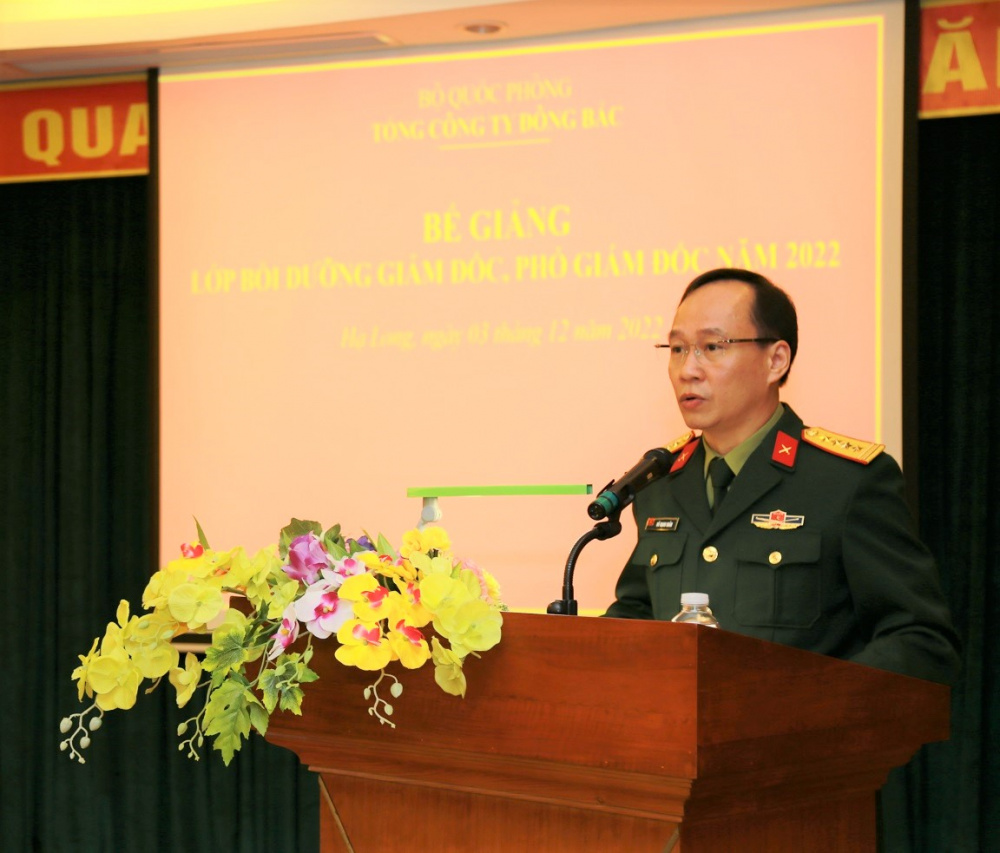 Đồng chí Đại tá Đỗ Mạnh Khảm, Phó Tổng giám đốc TCT Đông Bắc phát biểu tại Lễ Bế giảng