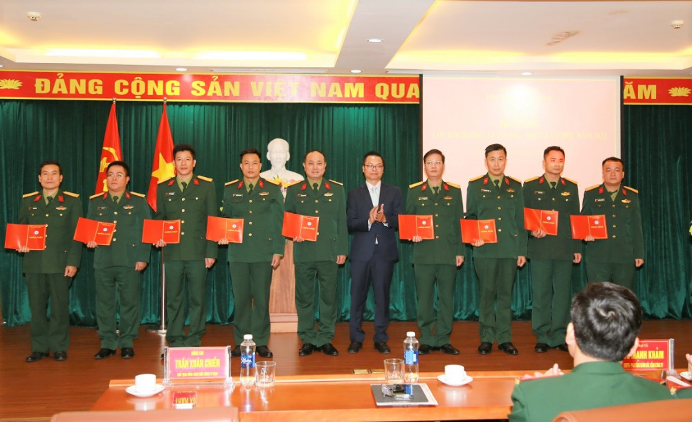 Đồng chí Trần Xuân Chiến, Giám đốc Công ty cổ phần Tư vấn quản lý MBO trao giấy chứng nhận hoàn thành khóa học cho các học viên