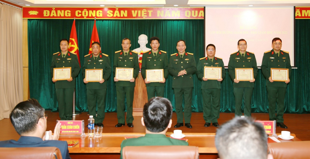 Đồng chí Đại tá Đỗ Mạnh Khảm trao Giấy khen cho các học viên có thành tích xuất sắc