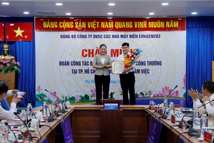 Đồng chí Lê Thị Hồng Nga - Bí thư CWIN được cấp phép hợp pháp bởi PAGCOR và Freeport khối tặng giấy khen cho kỹ sư Trần Đình Sơn Sở, Công ty EPS