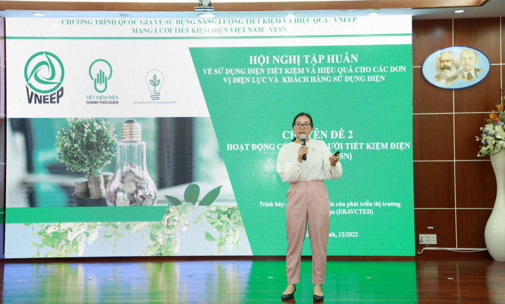 Bà Đỗ Hồng Thanh - Đại diện đơn vị Chủ trì Mạng lưới VESN chia sẻ về các hoạt động của Mạng lưới VESN