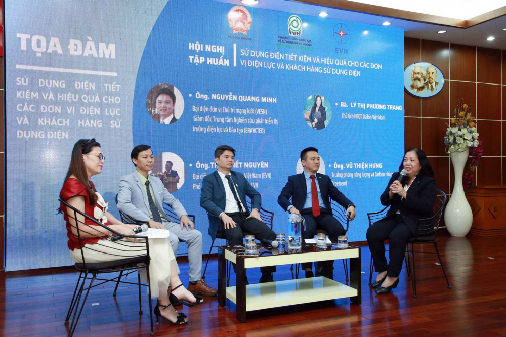 Các thành viên tọa đàm tích cực trao đổi về kinh nghiệm, khó khăn vướng mắc, đề xuất khi thực hành tiết kiệm điện