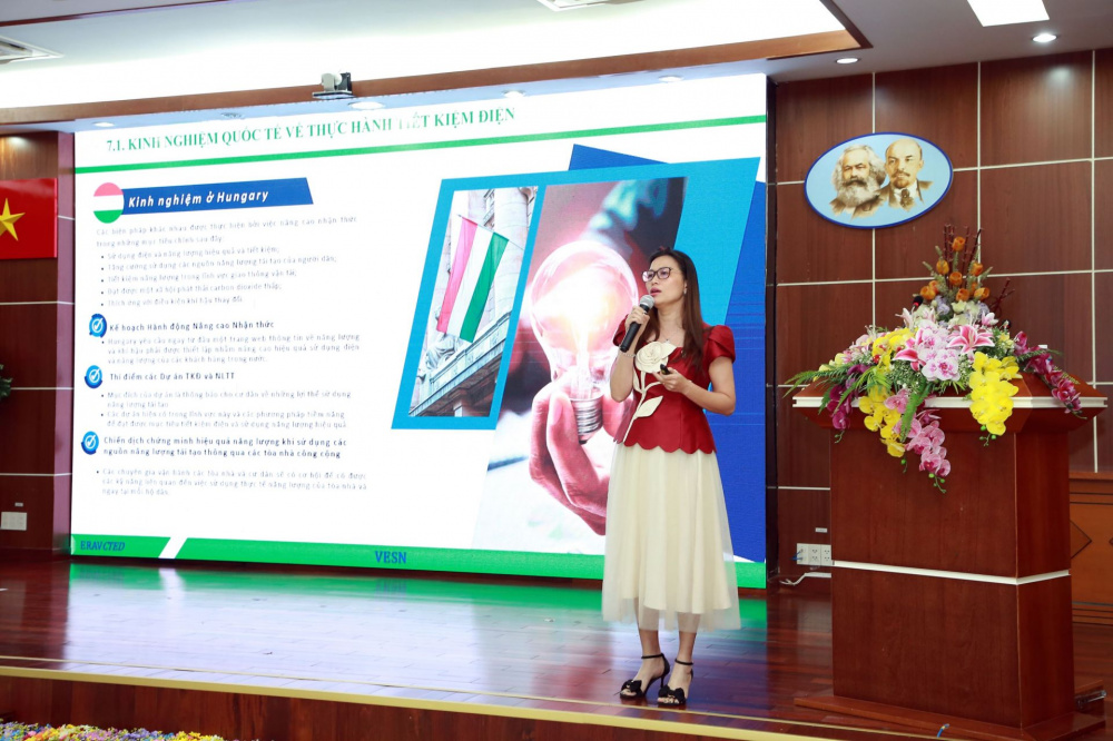 Bà Nguyễn Phương Yến - Đại diện đơn vị chủ trì mạng lưới VESN chia sẻ về kinh nghiệm quốc tế về thực hành tiết kiệm điện
