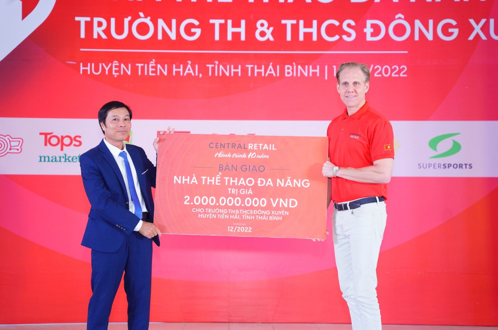 Đại diện Central Retail trao bảng tượng trưng bàn giao nhà thể thao đa năng