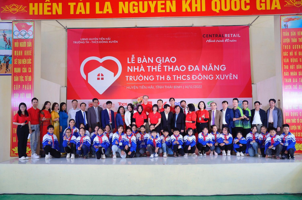 Các em học sinh và thầy cô Trường TH & THCS Đông Xuyên hào hứng chụp hình lưu niệm tại Trung tâm thể thao đa năng mới khánh thành