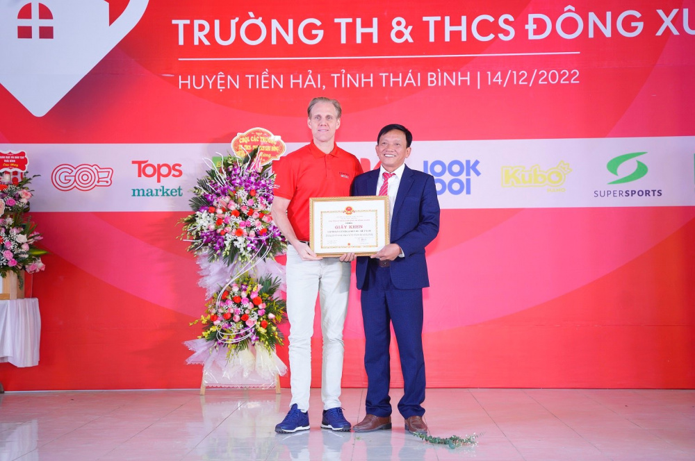 Lãnh đạo UBND xã Đông Xuyên trao tặng Giấy khen cho Tập đoàn Central Retail do có nhiều đóng góp về cơ sở vật chất, góp phần vào sự phát triển ngành giáo dục của địa phương