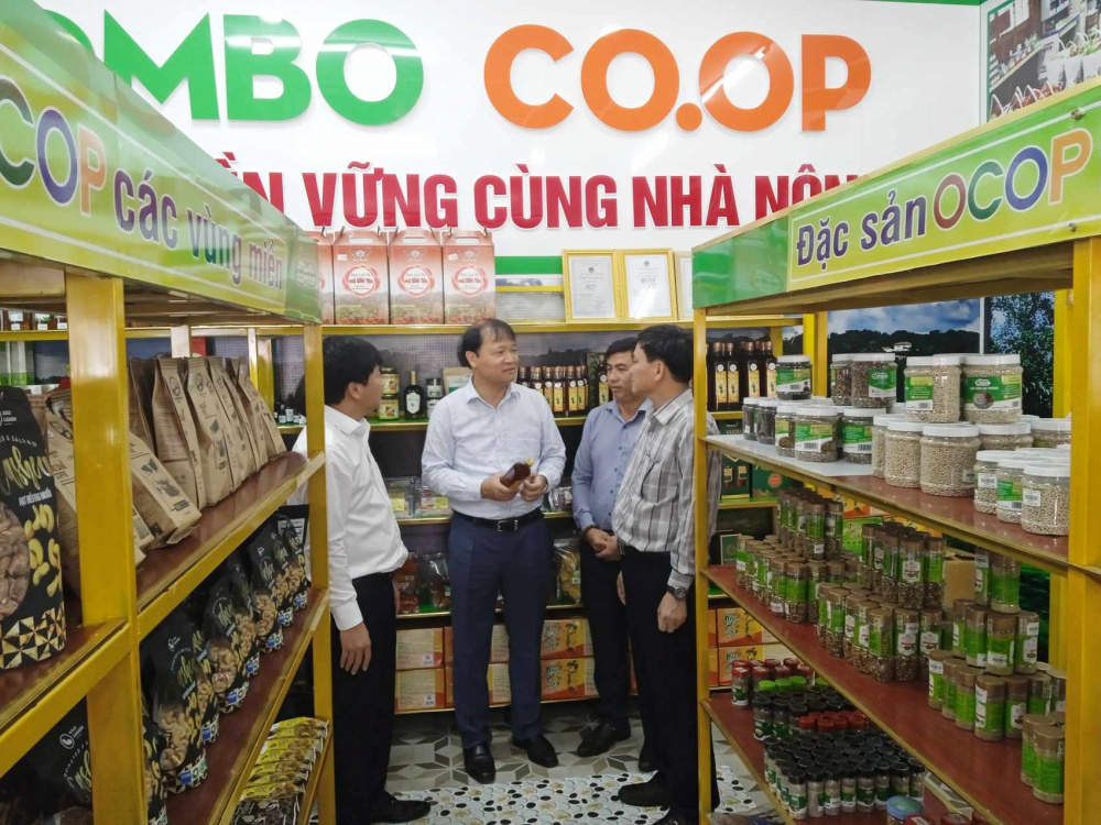 Đoàn công tác thăm điểm bán hàng OCOP tại Bình Phước