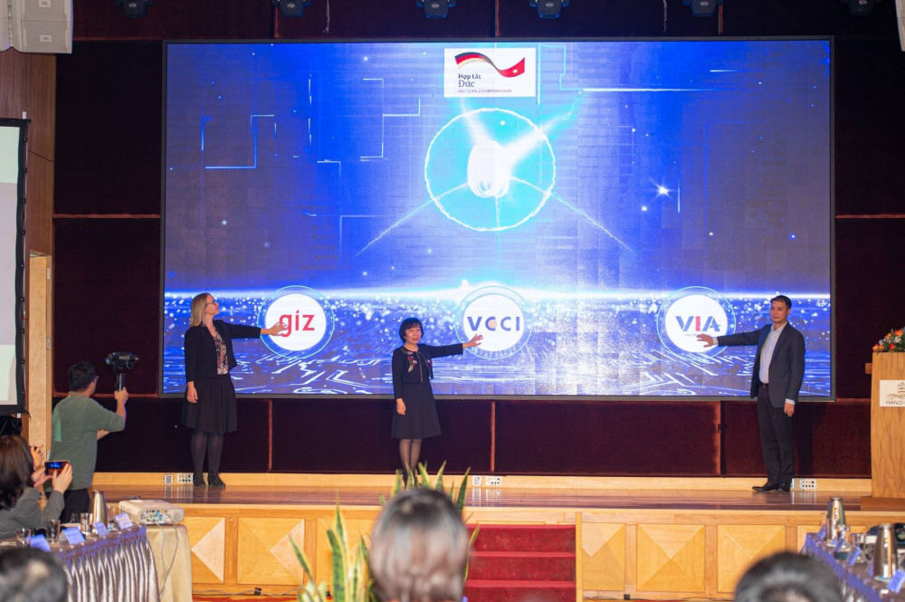 Nghi thức công bố thành lập Bộ phận hỗ trợ kinh doanh trách nhiệm (RBH) thuộc VCCI