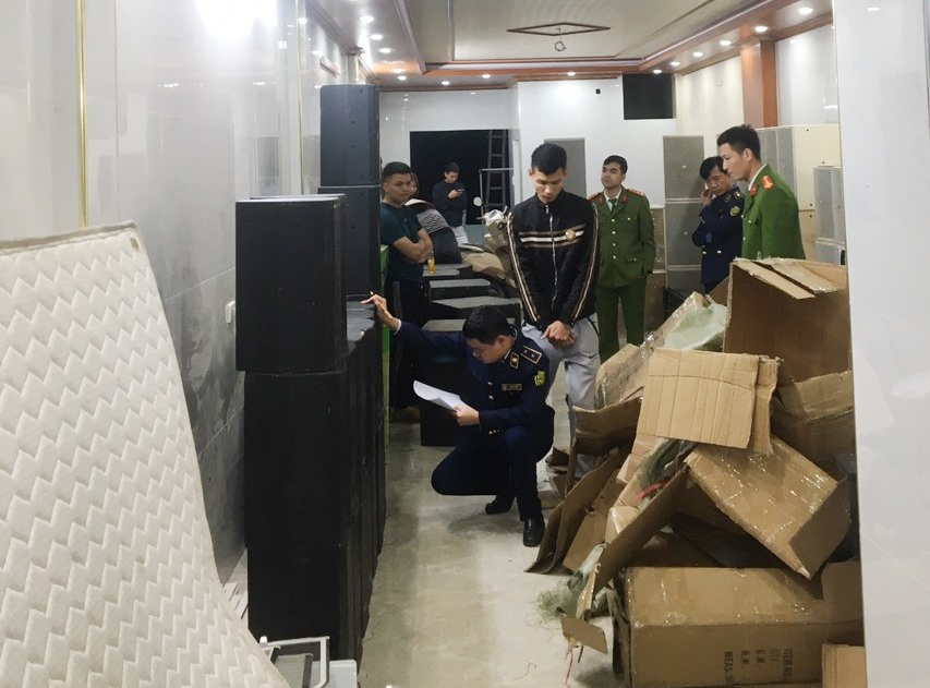 Lực lượng chức năng tiến hành kiểm tra thực tế tại cửa hàng.