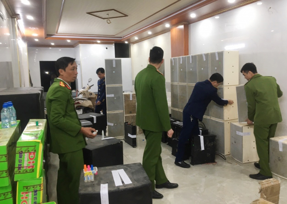 Lực lượng chức năng tiến hành niêm phong tạm giữ Cwin Đăng Ký + 1888k