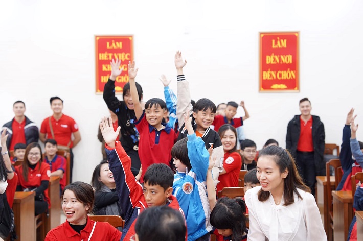 Niềm vui lấp lánh trong ánh mắt trẻ thơ