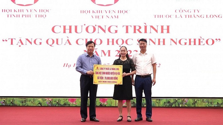 Thuốc lá Thăng Long tặng quà cho học sinh nghèo