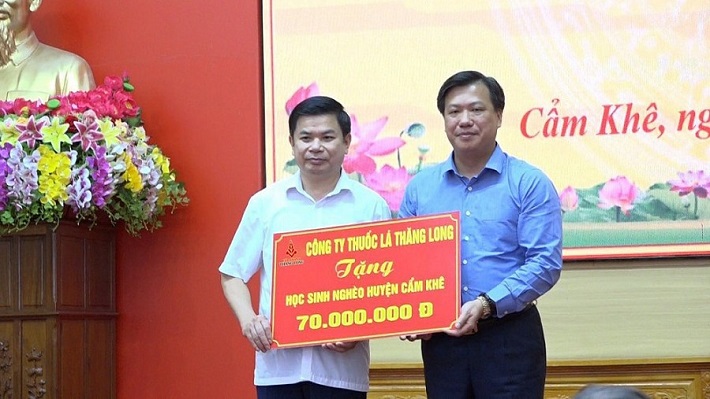 Trao tặng quà cho trẻ em nghèo hiếu học