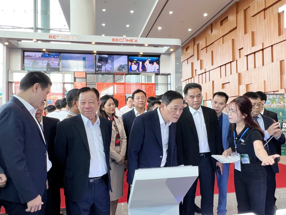 Lãnh đạo Bộ Khoa học và Công nghệ, lãnh đạo tỉnh Bình Dương cùng các đại biểu tham quan không gian “Hệ sinh thái Becamex” tại Techfest Vietnam năm 2022.
