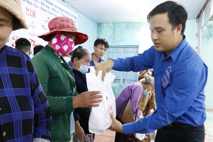 Đồng chí Cao Việt Hưng - Bí thư Đoàn Thanh niên Tổng Công ty Phát điện 3 trao quà Tết cho các gia đình tại Thị trấn Liên Hương
