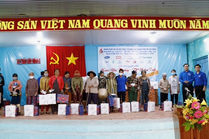 Đại diện Đoàn cơ sở EVNGENCO3 và Chi đoàn Công ty Nhiệt điện Vĩnh Tân trao tặng quà Tết cho hộ nghèoThị trấn Liên Hương