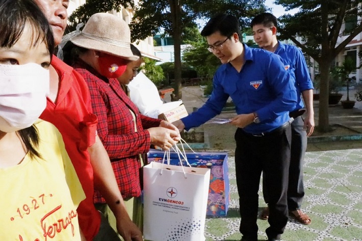 Đồng chí Trần Ngọc Tuân - Bí thư Đoàn Thanh niên Công ty Nhiệt điện Vĩnh Tân trao quà Tết cho các gia đình tại xã Bình Thạnh