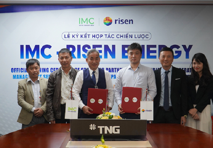 Đại diện IMC và Risen Energy trong lễ ký kết hợp tác chiến lược.