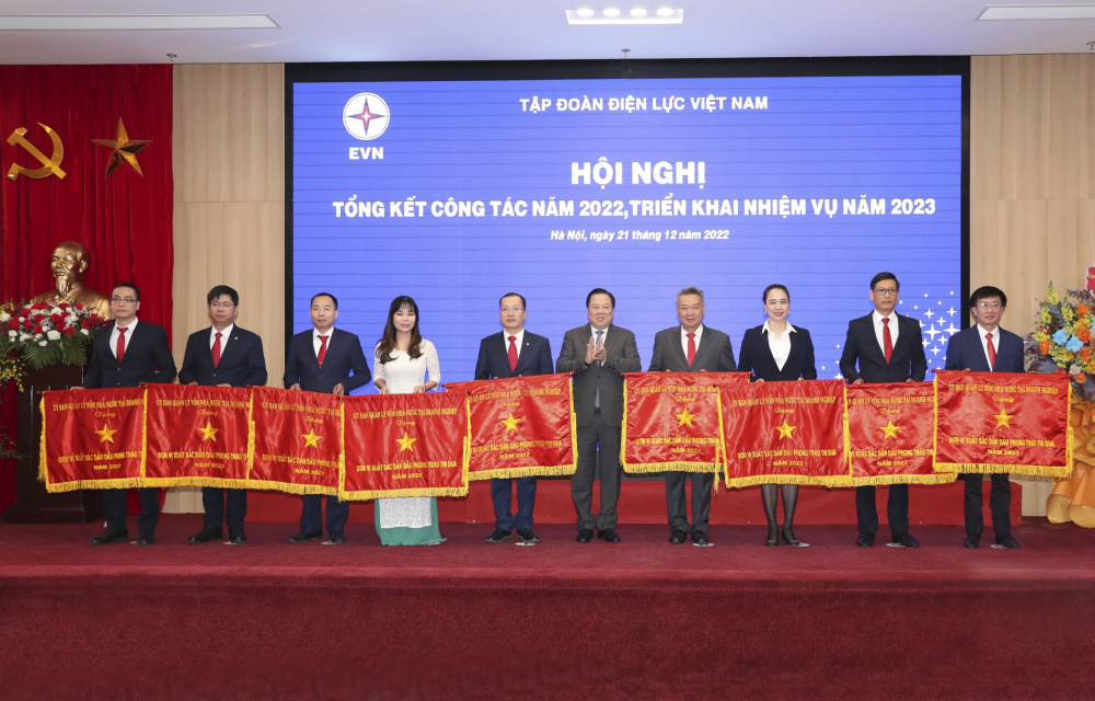 Cờ “Đơn vị xuất sắc dẫn đầu phong trào thi đua năm 2022”