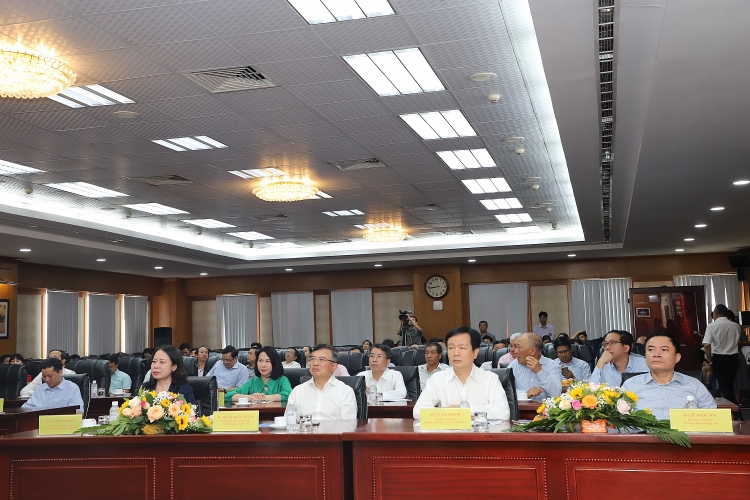 Các đại biểu tham dự buổi làm việc
