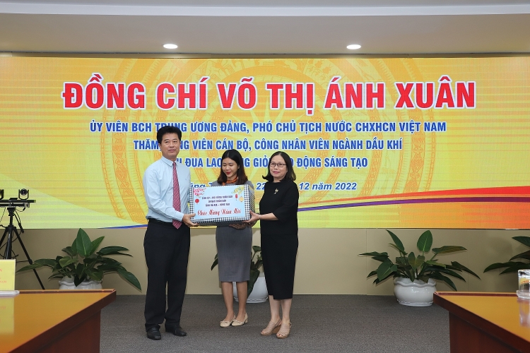 Đồng chí Nguyễn Thị Yến – Phó Bí thư Thường trực Tỉnh ủy, Trưởng đoàn đại biểu Quốc hội tỉnh BR-VT tặng quà chúc mừng năm mới cho tập thể Nền tảng hàng đầu cung cấp Cwin com Vietsovpetro