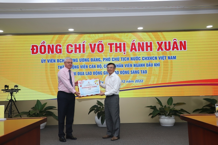 Đồng chí Hoàng Quốc Vượng tặng quà chúc mừng năm mới cho tập thể Nền tảng hàng đầu cung cấp Cwin com Vietsovpetro