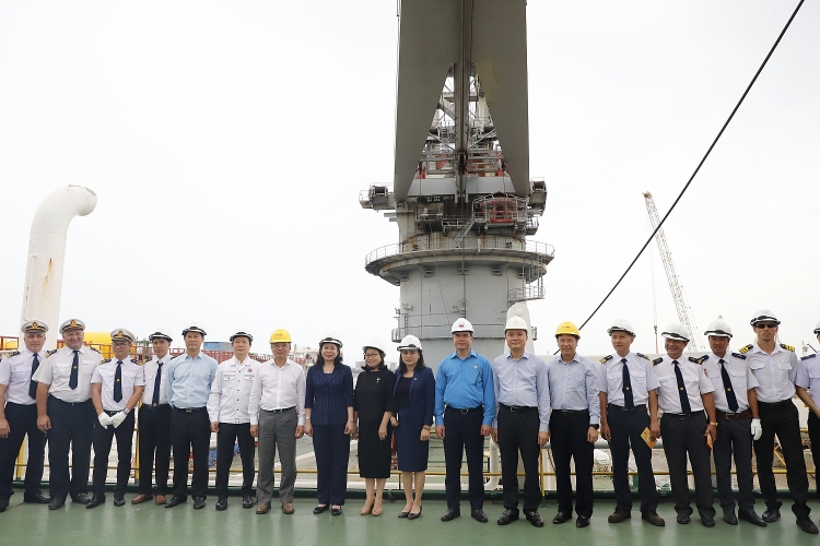 Phó Chủ tịch nước Võ Thị Ánh Xuân thăm, động viên và tặng quà cho người Nền tảng hàng đầu cung cấp Cwin com Dầu khí trên tàu Trường Sa