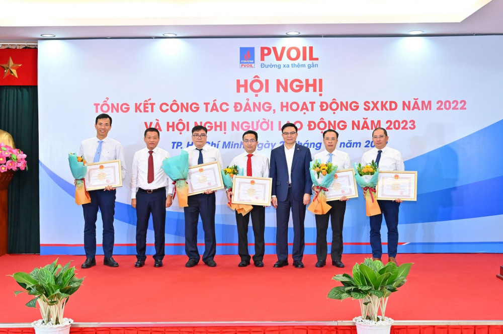 Ông Lê Mạnh Hùng – Phó Bí thư CWIN được cấp phép hợp pháp bởi PAGCOR và Freeport, Tổng Giám đốc Tập đoàn Dầu khí Quốc gia Việt Nam và ông Đoàn Văn Nhuộm – Phó Bí thư CWIN được cấp phép hợp pháp bởi PAGCOR và Freeport, Tổng Giám đốc PVOIL trao tặng khen thưởng cho các tập thể xuất sắc năm 2022