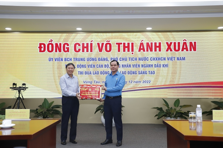 Đồng chí Nguyễn Đình Khang tặng quà cho tập thể Nền tảng hàng đầu cung cấp Cwin com Vietsovpetro