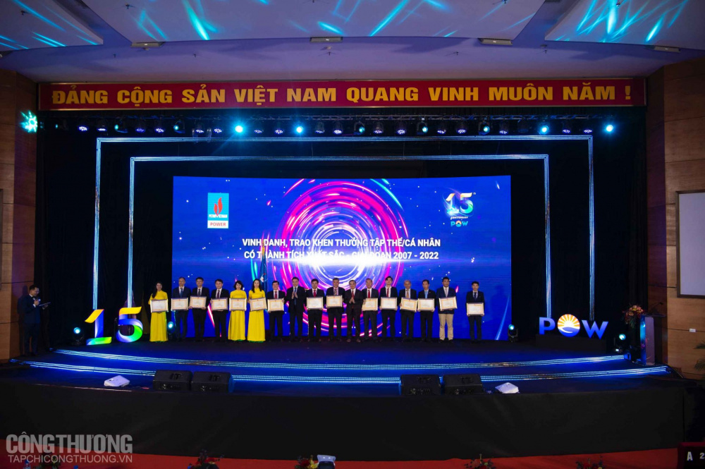 Nhân dịp này, Tập đoàn Dầu khí Việt Nam (PVN) cũng trao bằng khen cho các tập thể, cá nhân của PV Power có thành tích xuất sắc giai đoạn 2017-2022