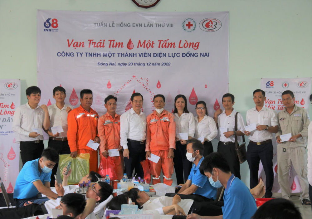 Ông Đặng Lê Thắng, Chủ tịch công đoàn PC Đồng Nai, trao quà bồi dưỡng Trang Chủ Cwin Com | Link Bảo Mật Cao 100% cho CBCNV tham gia hiến máu tình nguyện năm 2022