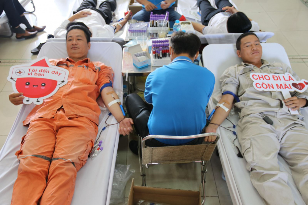 Nhân viên quản lý vận hành lưới điện và thi công sữa chữa điện nóng tham gia hiến máu tình nguyện năm 2022 tại PC Đồng Nai